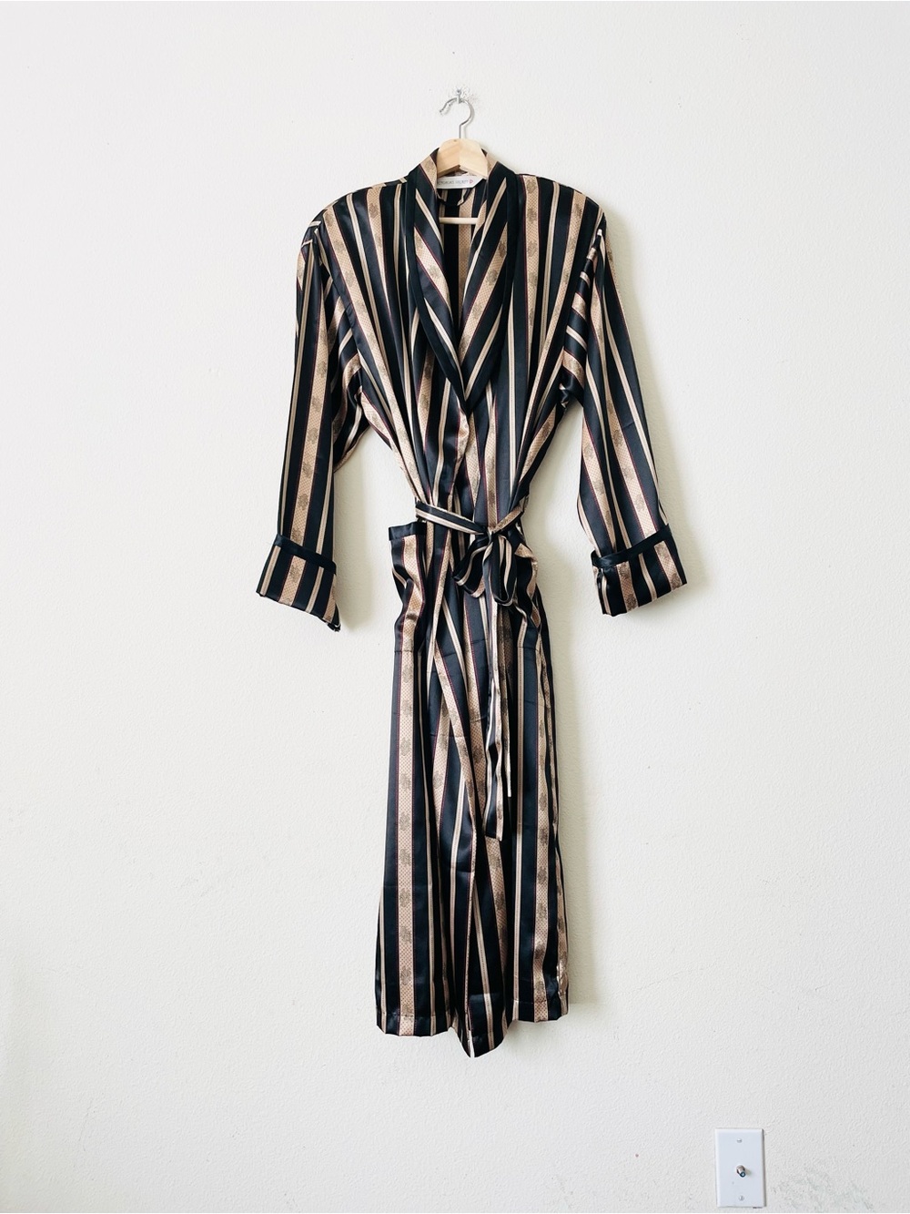 Vintage Victoria’s Secret M/L black and gold pocketed belt satin robe